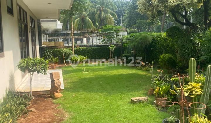 Dijual rumah bagus dengan taman luas villa kemayoran Dijual rumah bagus dengan taman luas villa kemayoran
