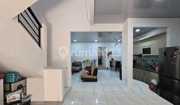 Rumah bagus taman surya 4br hadap selatan 