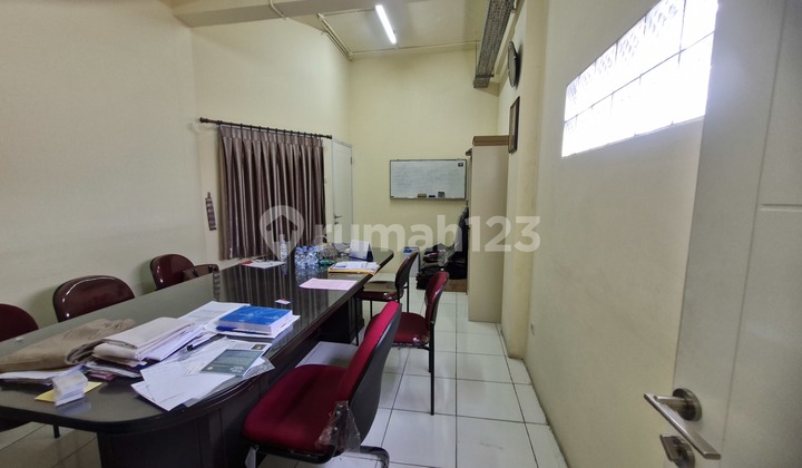 Ruang Kantor Rapih Di Pusat Kota