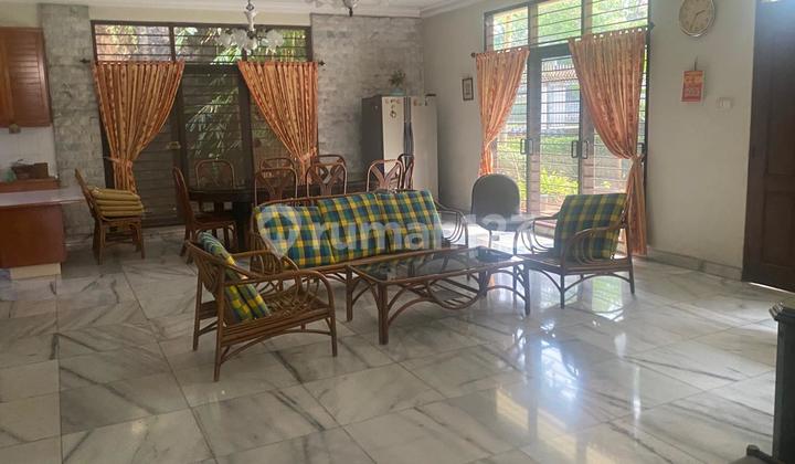 For sale nice house with spacious garden villa kemayoran 2