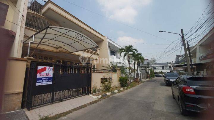 Rumah 2 Lantai Sudah Renov di Green Garden, Jakarta Barat 1