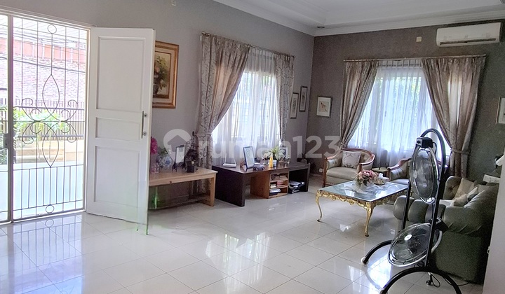 Rumah Hook di Meruya Utara, Jakarta Barat Rumah Hook di Meruya Utara, Jakarta Barat