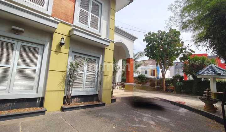 Rumah Mewah Hoek Di Tmn. Palem Lestari, Jakarta Barat