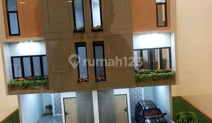 Rumah 3 Lantai Pinggir Jalan Raya. Dekat Stasiun LRT Ciracas