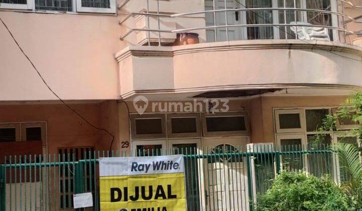 Dijual Rumah 2 Lantai Furnished di Green Ville, Jakarta Barat 1