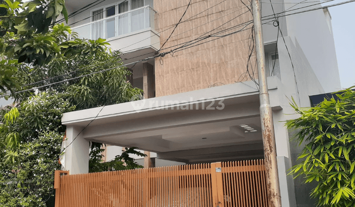 Dijual Rumah di Komplek Perumahan Taman Aries, Jakarta Barat 1