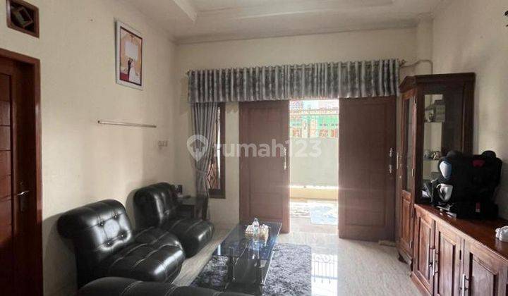 ruang tamu rumah 2 lantai bagus shm