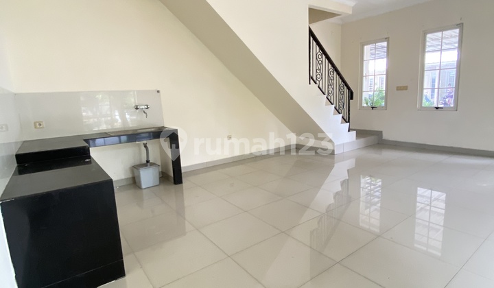 Rumah Bagus Dua Lantaiii Hoekk Siap Huniii