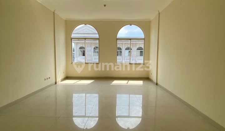 For Rent, Shop House in Green Lake with Lake View