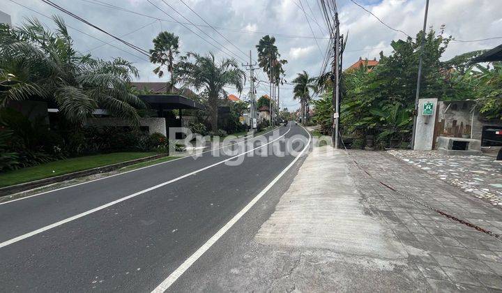 COMMERCIAL SPACE IN THE CANGGU TUMBAK BAYUH AREA 1