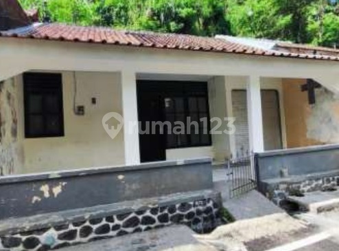 Strategic House Plus Kiosk Near Public Facilities In Banjar Anyar 2