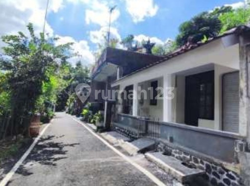 Rumah Plus Kios Strategis Dekat Fasilitas Umum Di Banjar Anyar