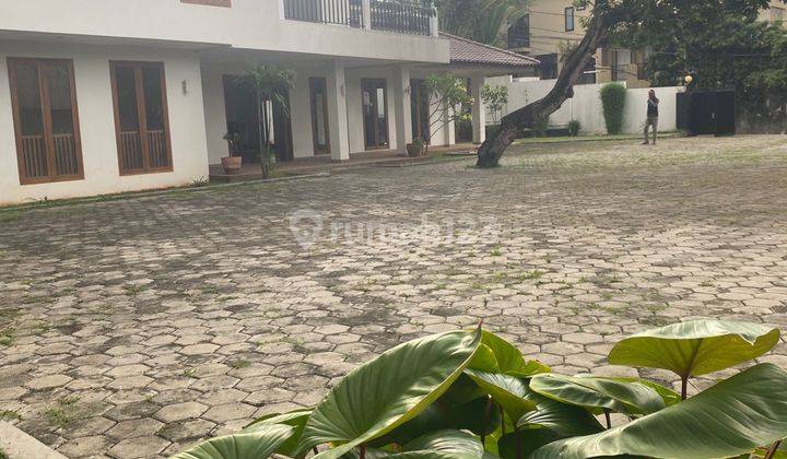 Dijual Rumah Bagus Dengan Halaman Luas di Kemang 2