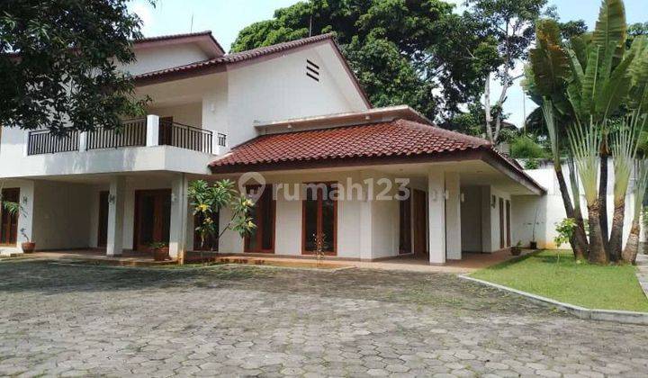 Dijual Rumah Bagus Dengan Halaman Luas di Kemang 1