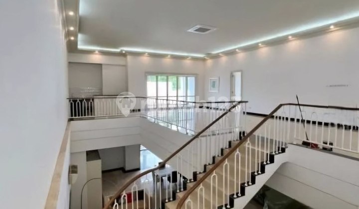 Jual Rumah Terenovasi SHM Menteng, Jakarta Pusat 2