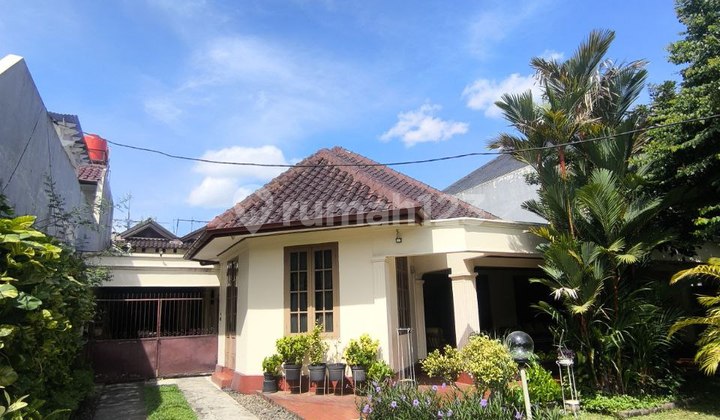 Old Money Area Tranquil House in Menteng Old Money Area Tranquil House in Menteng