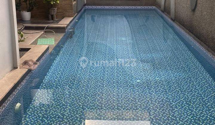 Rumah Mewah Ada Kolam Renang Full Furnish di Singgasana Pradana 2