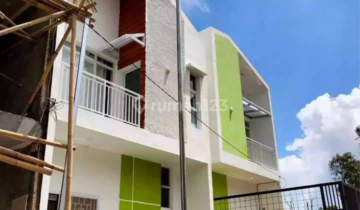 Rumah di Jalan Cihanjuang 2 Lantai SHM Baru Timur 2