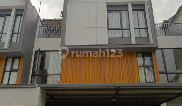 Lokasi Strategis Dekat Sekolah Penabur , Rumah 2,5 Lantai Furnished dan Full Renovasi di Dalam Cluster yang Nyaman dan Asri Kota Wisata Cibubur , Gunung Putri , Bogor , Jawa Barat