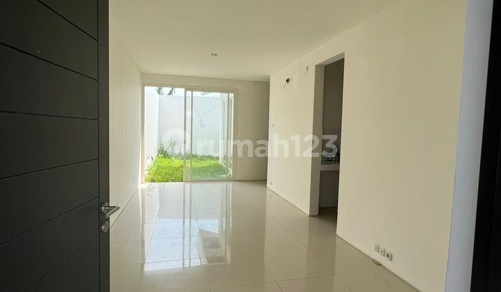 DISEWAKAN RUMAH  DIAN ISTANA CLUSTER OASIA 5