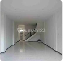 For Rent 3-Storey Shop House in Wiyung Praja 2