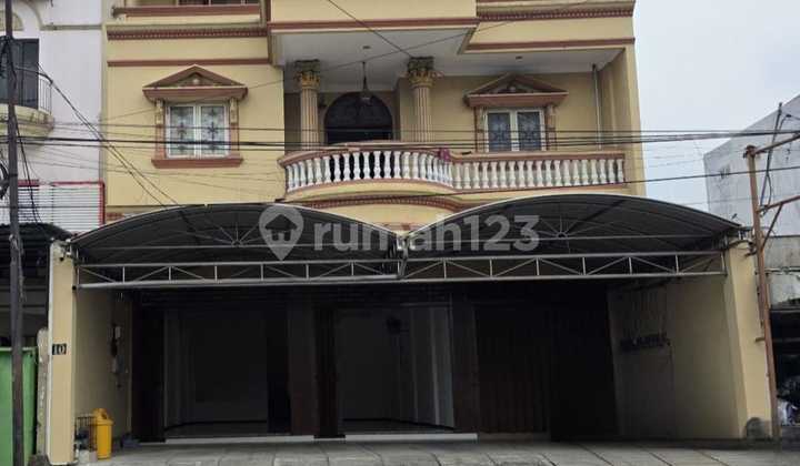 For Rent Strategic Shop House in Barata Jaya 1