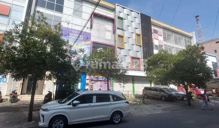 For Rent: 3-Storey Shop House in Embong Kemiri, Strategic Location. 2