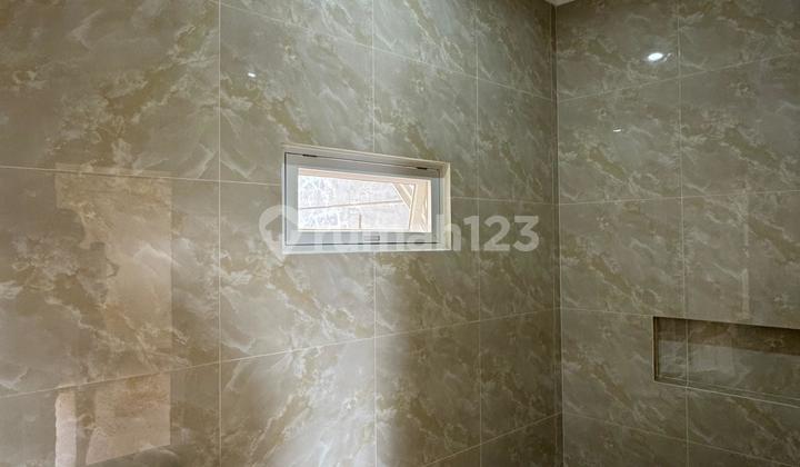 kamar mandi rumah rapi cluster darwin gading