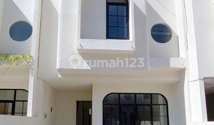 Rumah Baru 2 Lantai Jalan Utama Sedap Malam, Renon Bali