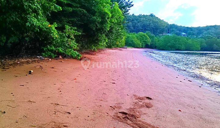 Di  tanah pantai pasir putih di pusat kota labuan bajo 2