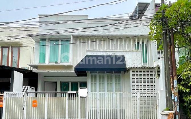 Rumah Bagus Terenovasi 3 Lantai di Bintaro Jaksel 