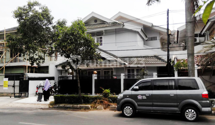 Rent House Next to Jalan Kasuari Raya Bintaro 9 Busy Area