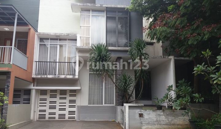 Rumah Luas 2 Lantai di Komplek Kebayoran Sektor 7 Rumah Luas 2 Lantai di Komplek Kebayoran Sektor 7