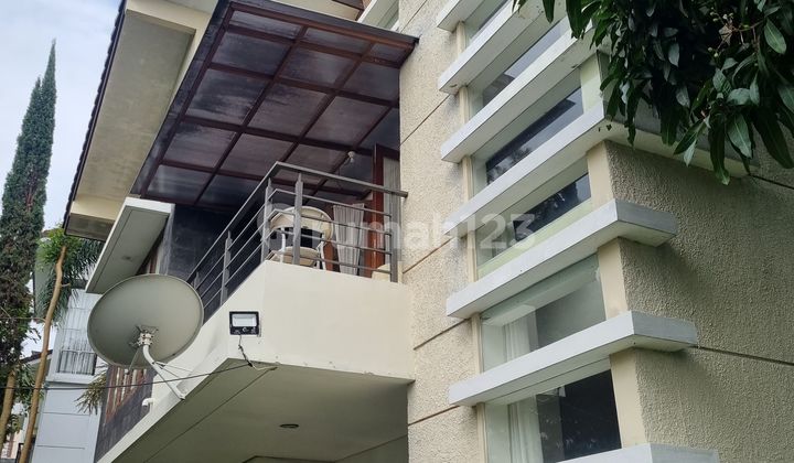 Villa Asri dengan Halaman Luas dan Lingkungan Nyaman @Cisarua Bogor.