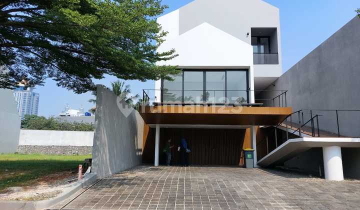 Rumah Modern Glass House Furnished Ada Pool dekat MRT Fatmawati