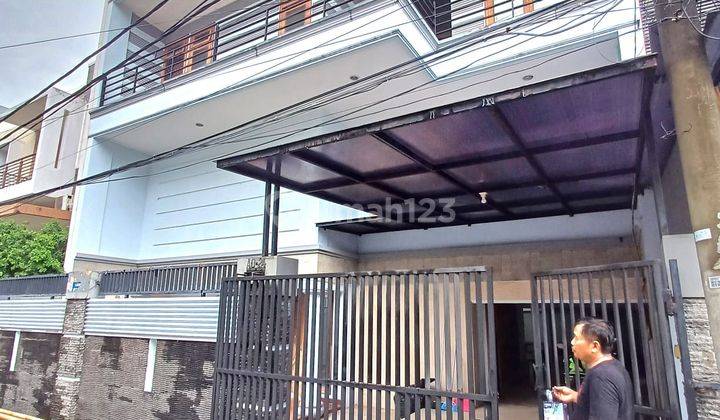 Rumah 4 Lantai Bagus Semi Furnished SHM di Green Ville, Jakarta Barat 2