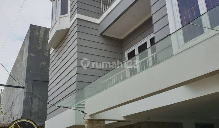 Rumah 3 Lantai Bagus Furnished di Sinabung Raya, Jakarta Selatan 1