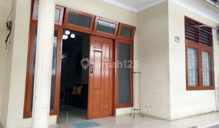 Rumah 2 Lantai Bagus Semi Furnished di Tomang, Jakarta Barat 1