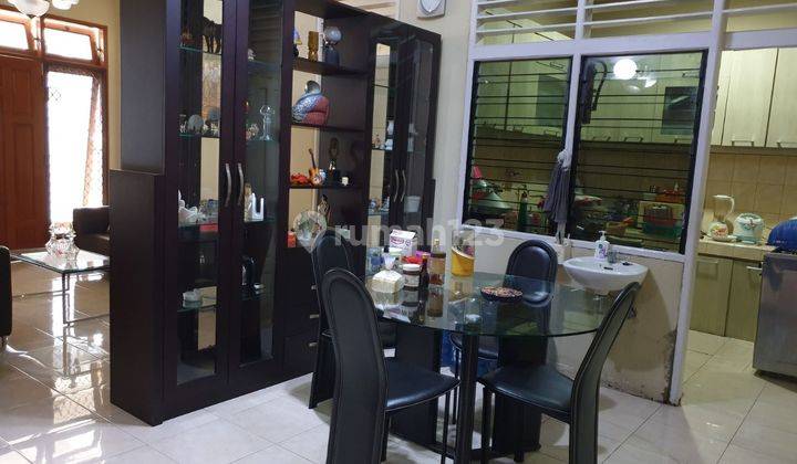 Rumah 2 Lantai Bagus Semi Furnished di Tomang, Jakarta Barat 2