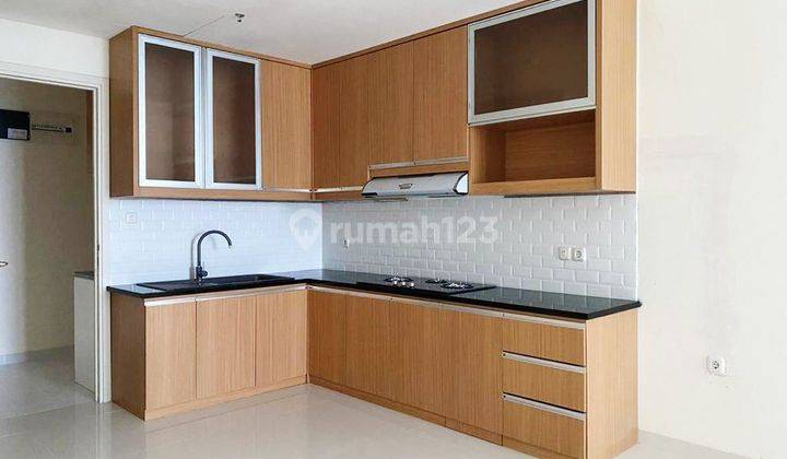 Rumah 3 Lantai Bagus Semi Furnished SHM di Raffles Hills, Depok 2