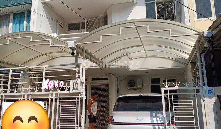 Rumah 2 Lantai Sudah Renovasi Semi Furnished SHM di Taman Aries, Jakarta Barat 1