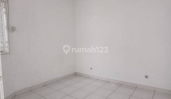 Rumah 2 Lantai Sudah Renovasi Semi Furnished SHM di Taman Aries, Jakarta Barat 2