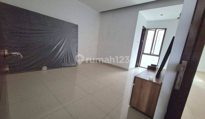 Rumah Kontrakan 3 Lantai Bagus Semi Furnished di Sutera Olivia, Tangerang 2