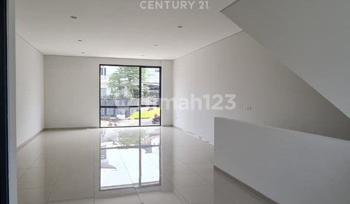 Strategic 3-Story Shop House in Setraduta Raya Strategic 3-Story Shop House in Setraduta Raya