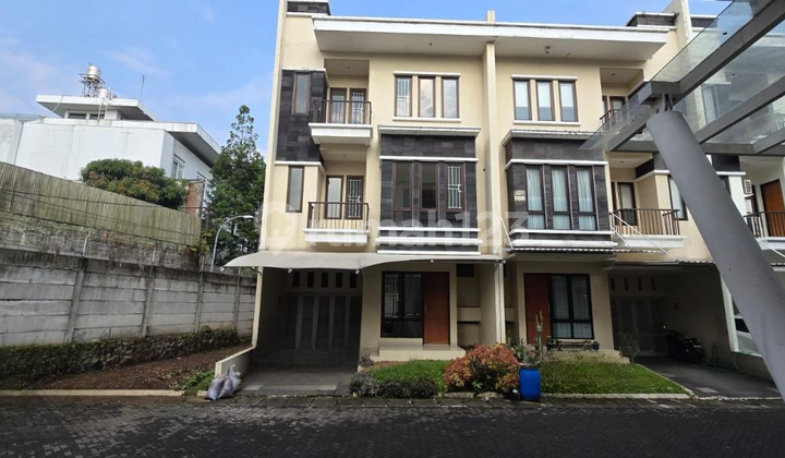 Dijual Rumah Bagus 3 Lantai di Komplek Setraduta