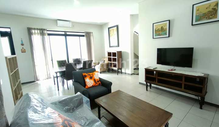 Rumah bergaya minimalist modern di Kota Baru Parahyangan. 2