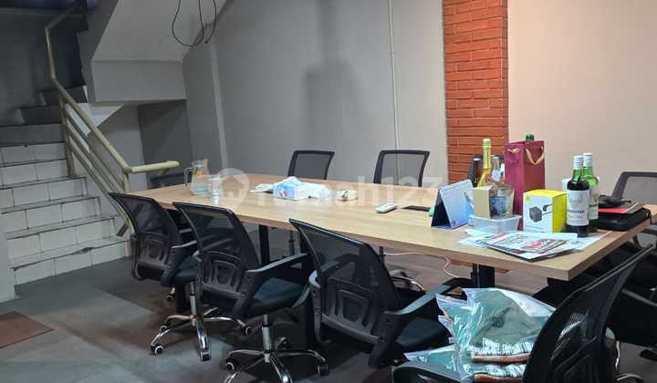 Strategic Shop House for Rent in the City Center, Pasirkaliki