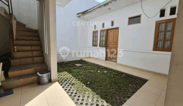 Well-Maintained Minimalist House in Sarijadi Wing, Bandung 2