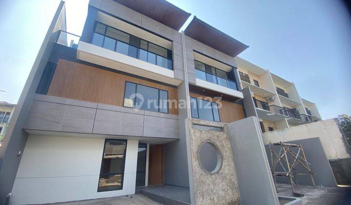 Rumah Lux Ada Kolam Renang di Setraduta, Bandung 1