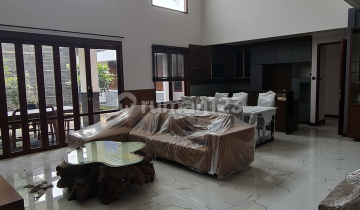 Luxurious Minimalist Modern House Main Road Setrawangi, Bandung 2